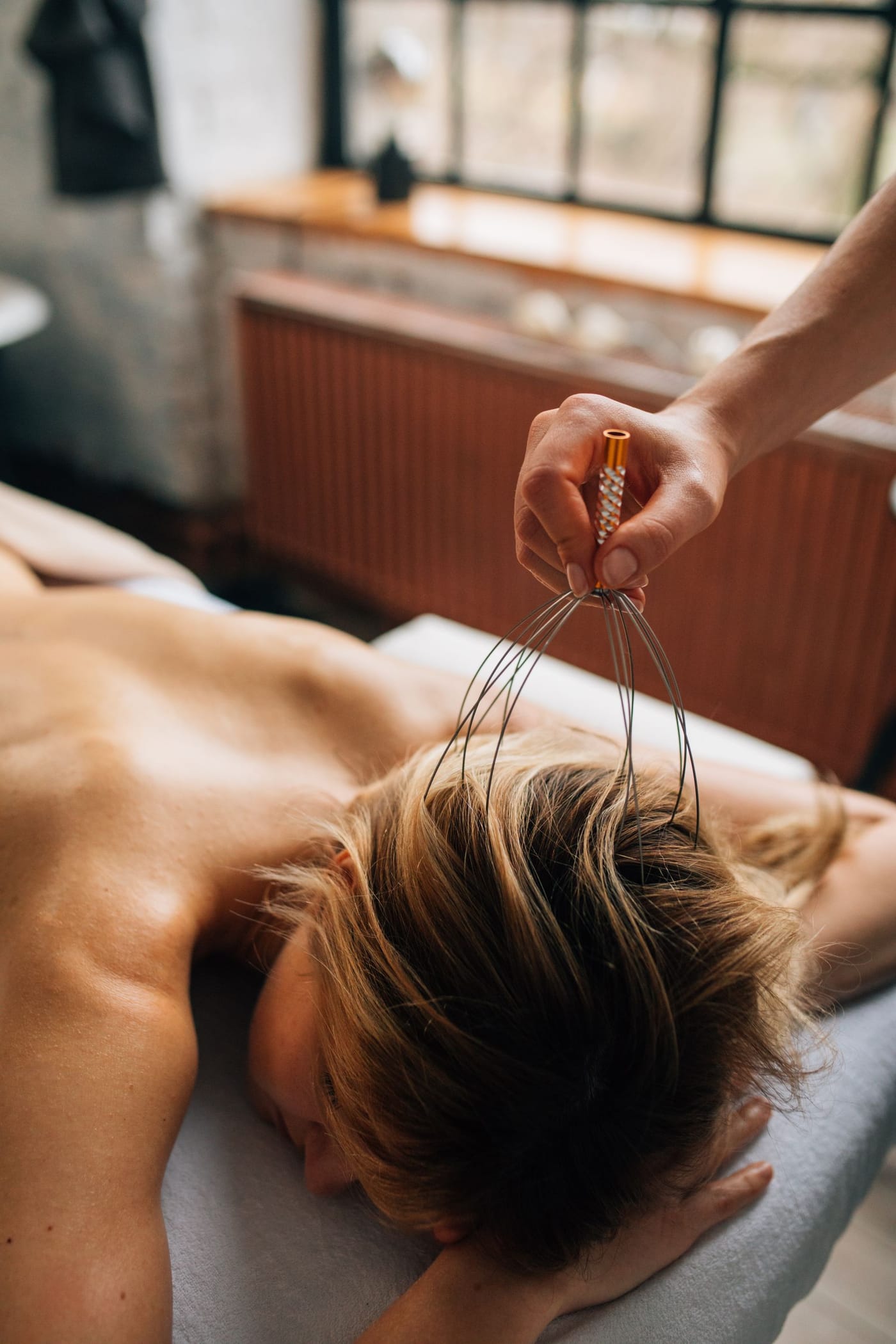 Symbolbild: Kopfmassage im Liegen